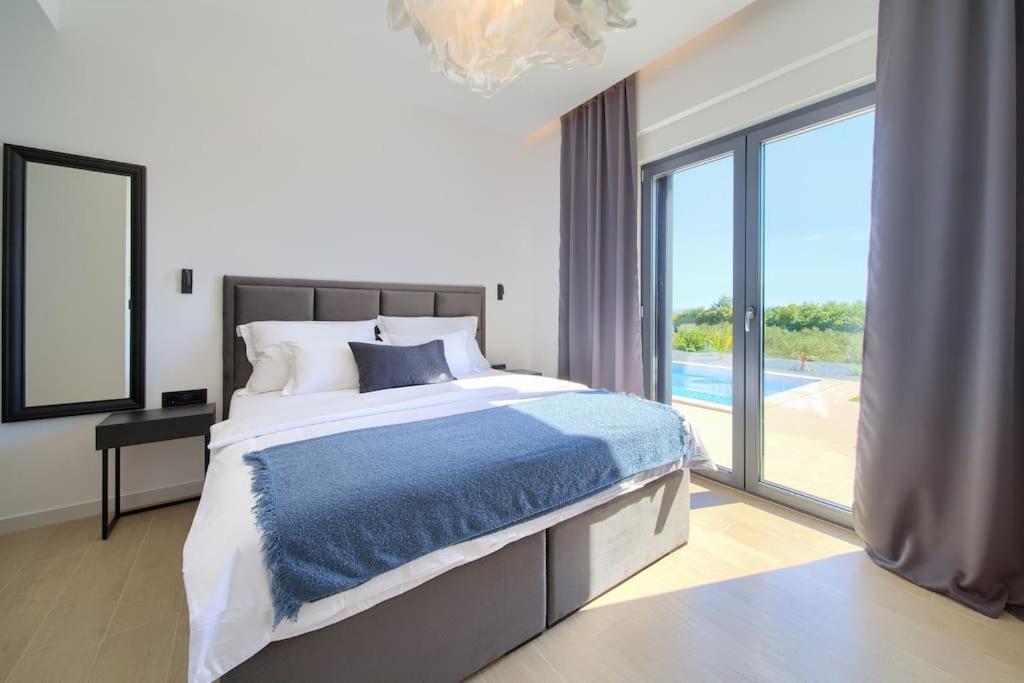 Luxury Villa Harmony With Heated Pool And Seaview Vrh  المظهر الخارجي الصورة